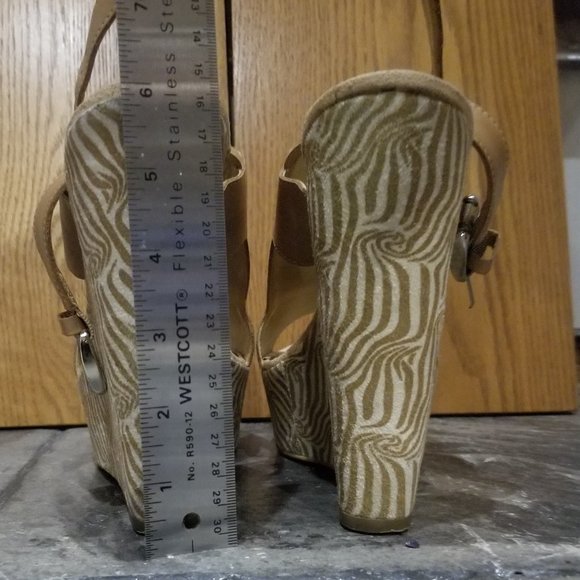 Comfortable Leather Platform Wedge Sandals From Carlos by Carlos Santana - Picture 13 of 16